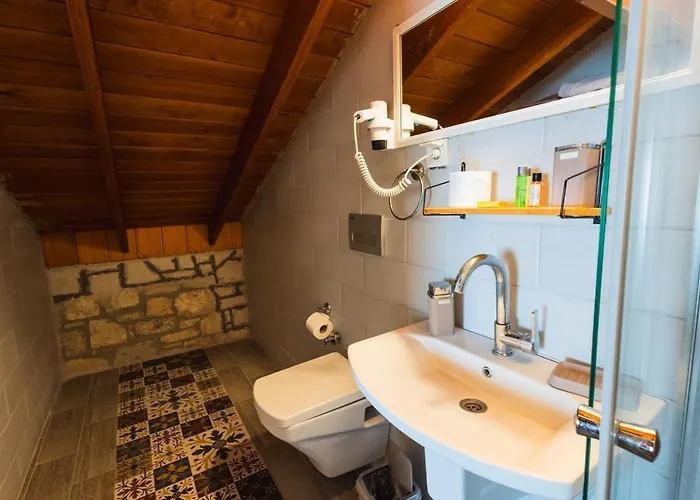 Lavantali Konak Restoran Hotel *